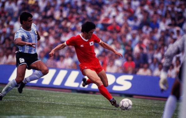 Footballer Cha Bum-Kun of South Korea (centre) under pressure from Jose Brown of Argentina  in a FIFA World Cup first round match at Estadio Olimpico Universitario, Mexico City, 2nd June 1986. Argentina won the match 3-1. (Photo by Bob Thomas/Getty Images)