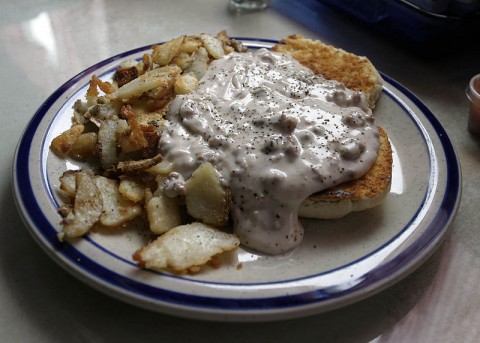 800px-Biscuits-and-gravy