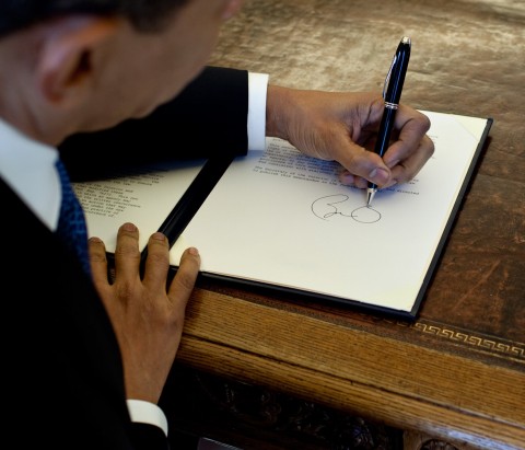 Barack_Obama_signs_at_his_desk2