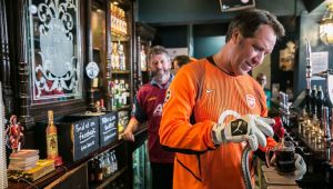 Ex-Arsenal Man David Seaman Turned Up To The Globe Earlier (And Got Behind The Bar)