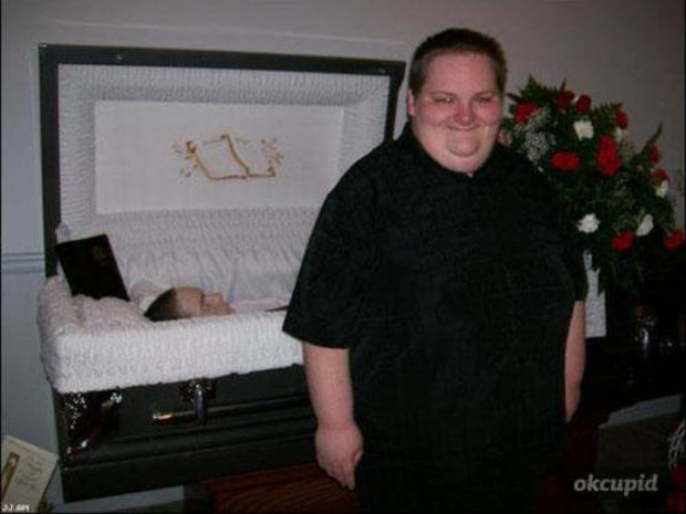awkward-dating-funeral